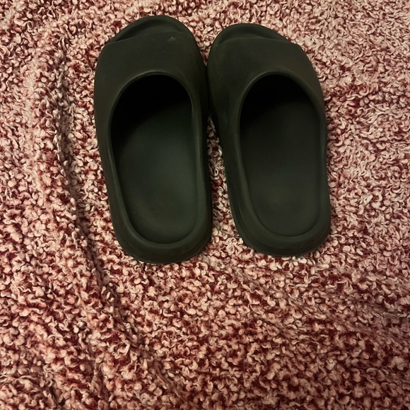 Yeezy Black Minimalist Sandals - Picture 2 of 3